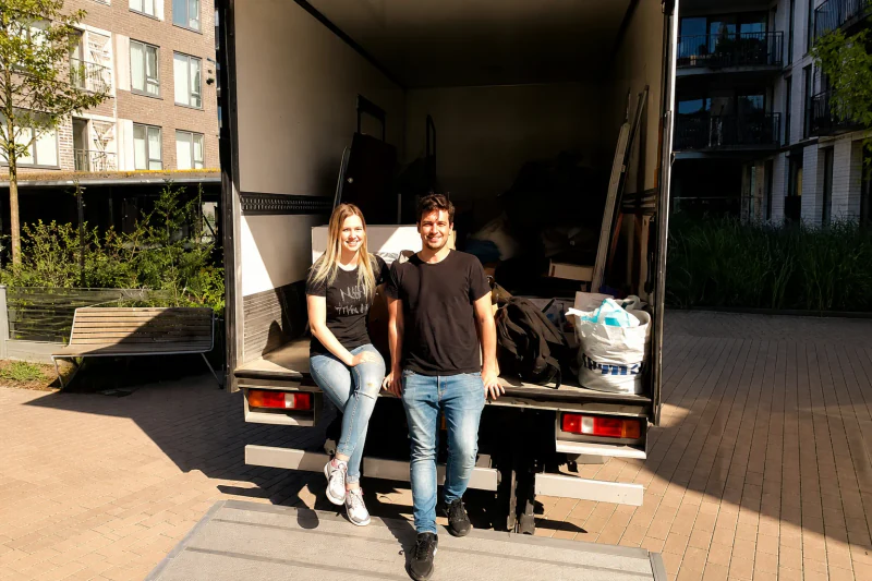 Edita og en ledsager efter en gennemført flytning ved en åben flyttebil