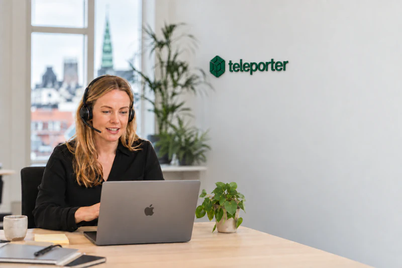 Teleporter-supportmedarbejder hjælper en kunde fra kontoret